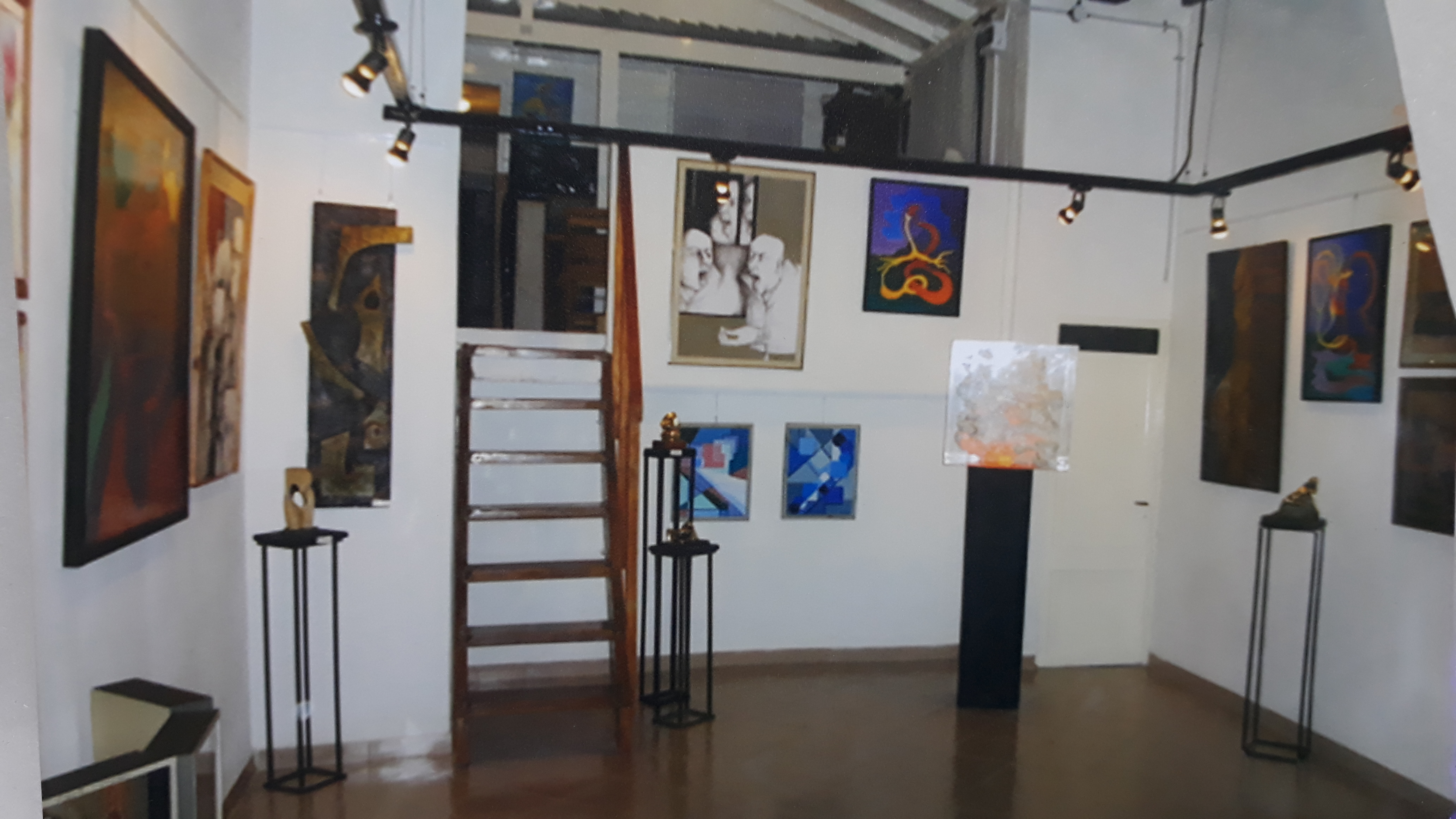 Interior de la Galería de Arte Mente Abierta en Ribera de Quilmes, Buenos Aires